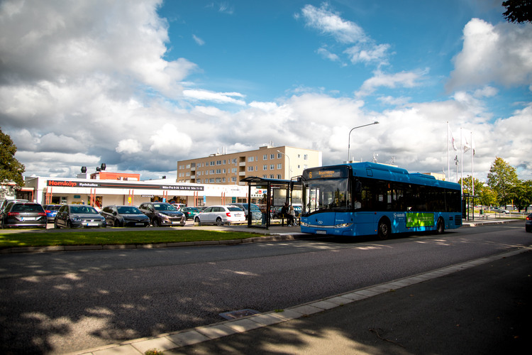 en buss som står i busshållplatsen i Ryds centrum 