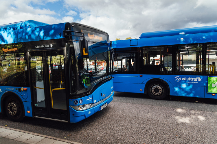 Två blåa bussar