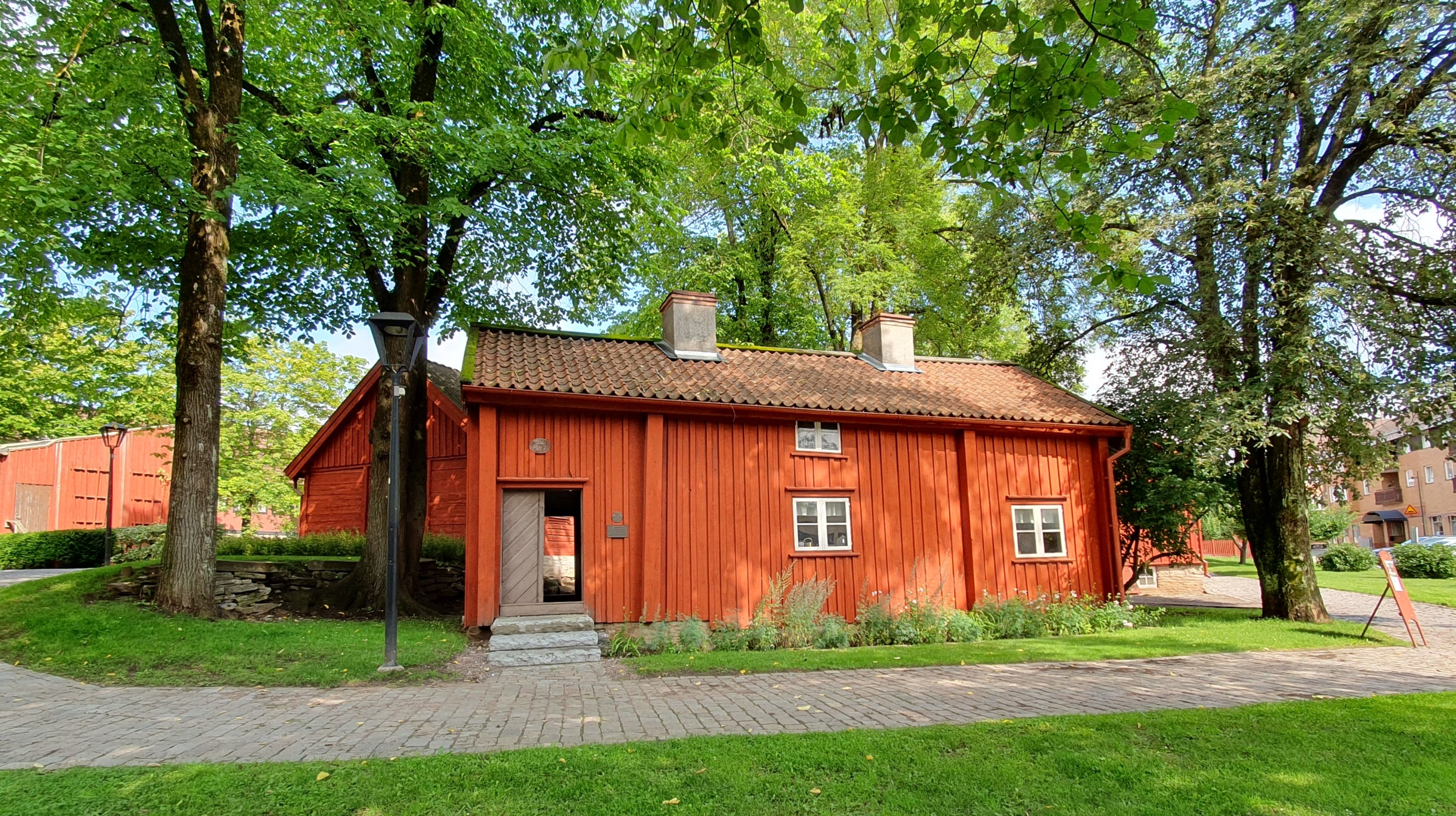 rött äldre hus