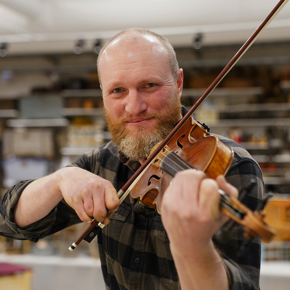 Jon Sirén, Lärare i fiol och orkester, 070-274 54 02, <a title="Jon Sirén" href="mailto:jon.siren@skovde.se">jon.siren@skovde.se</a>