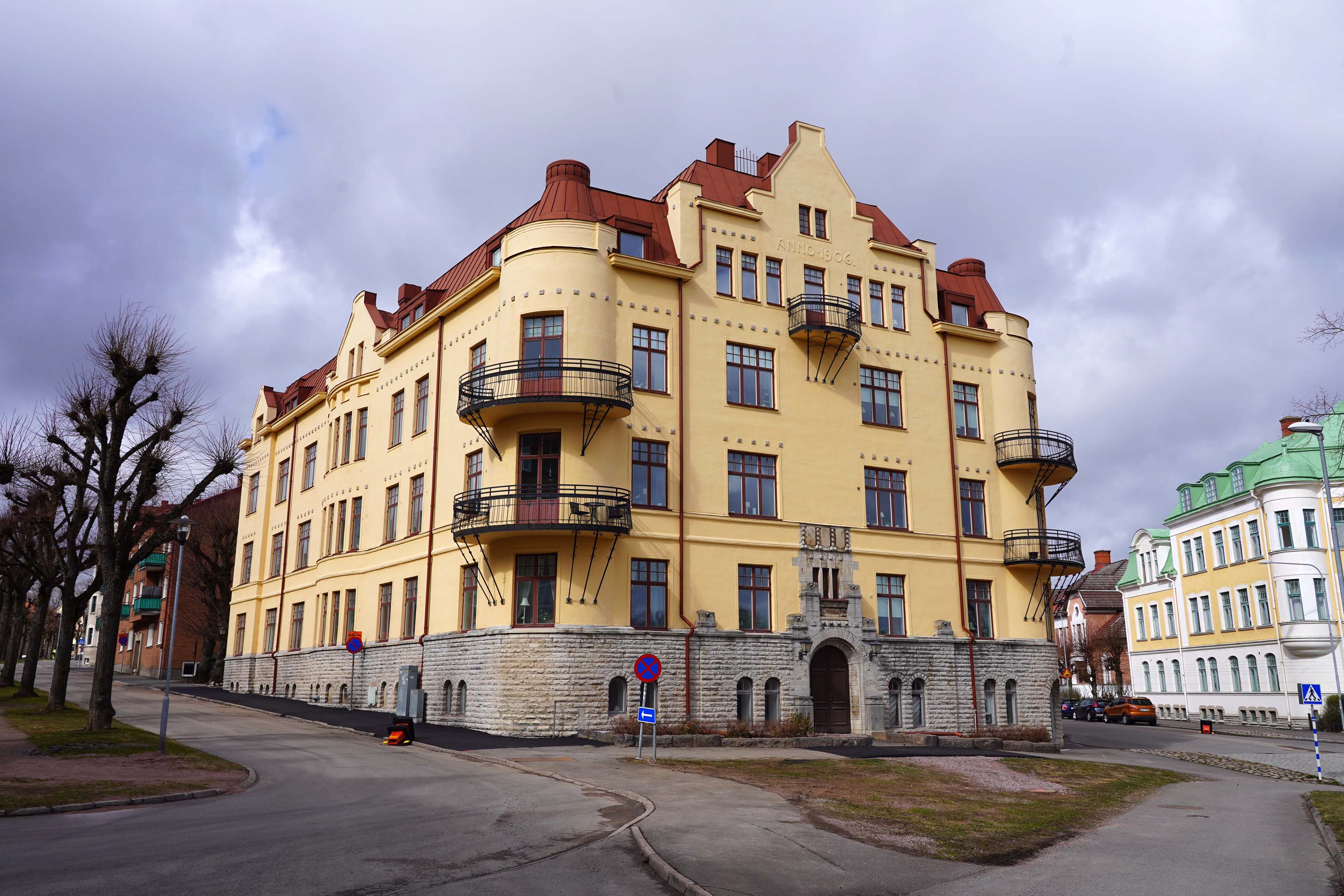 Kvarteret Eken i Skövde, gult hus med runda former och rött tak